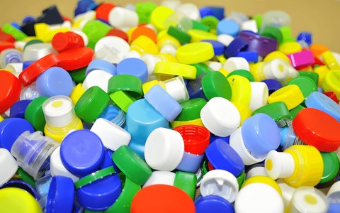 Kolorowe, plastikowe nakrętki do butelek