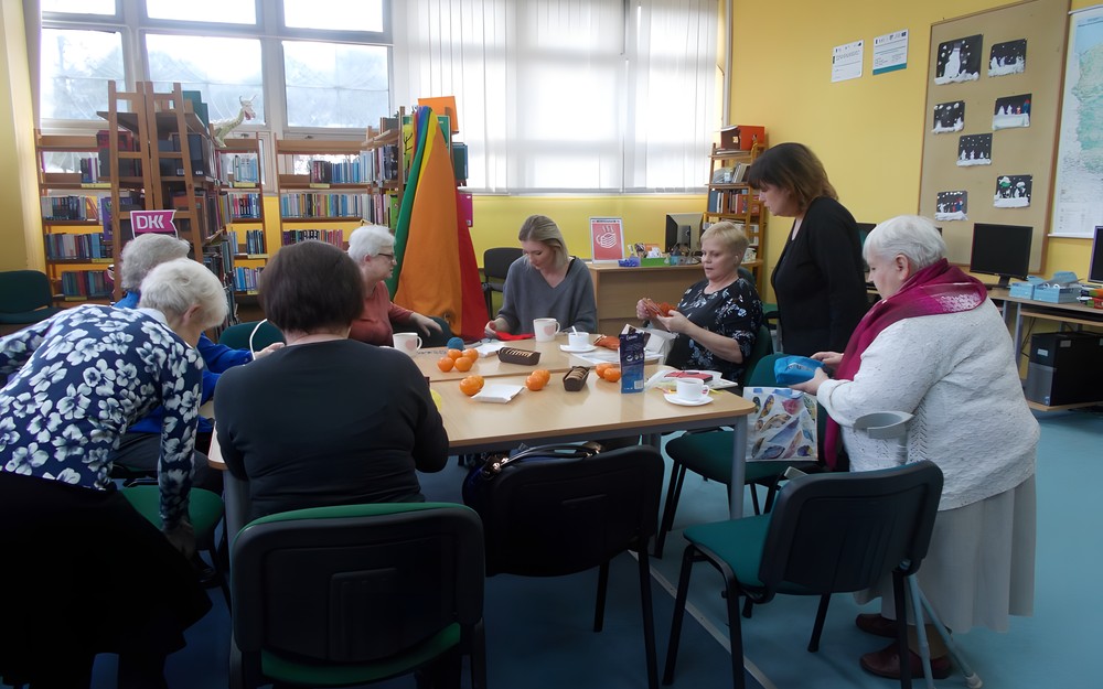 Panie siedzą przy stole podczas wspólnych rozmów