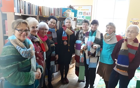 Uczestniczki klubu Robótkowo prezentują wydziergane szale.