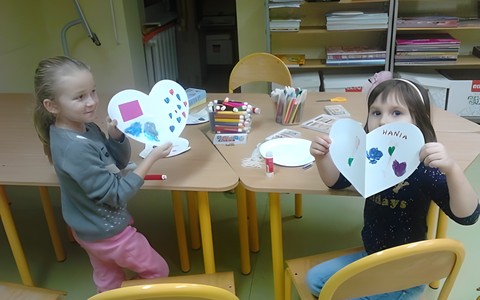 Dziewczynki prezentują laurki