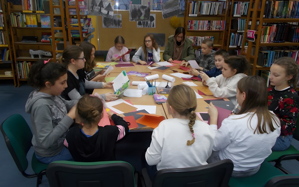 Bibliotekarka czyta dzieciom opowiadanie