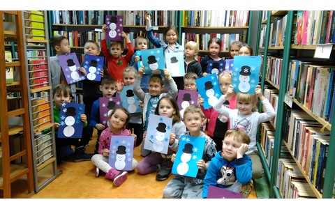 Przedszkolaki pokazują zrobione przez siebie prace