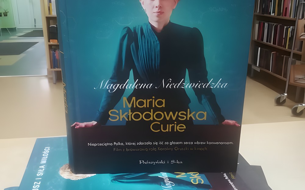 na zdjęciu książka