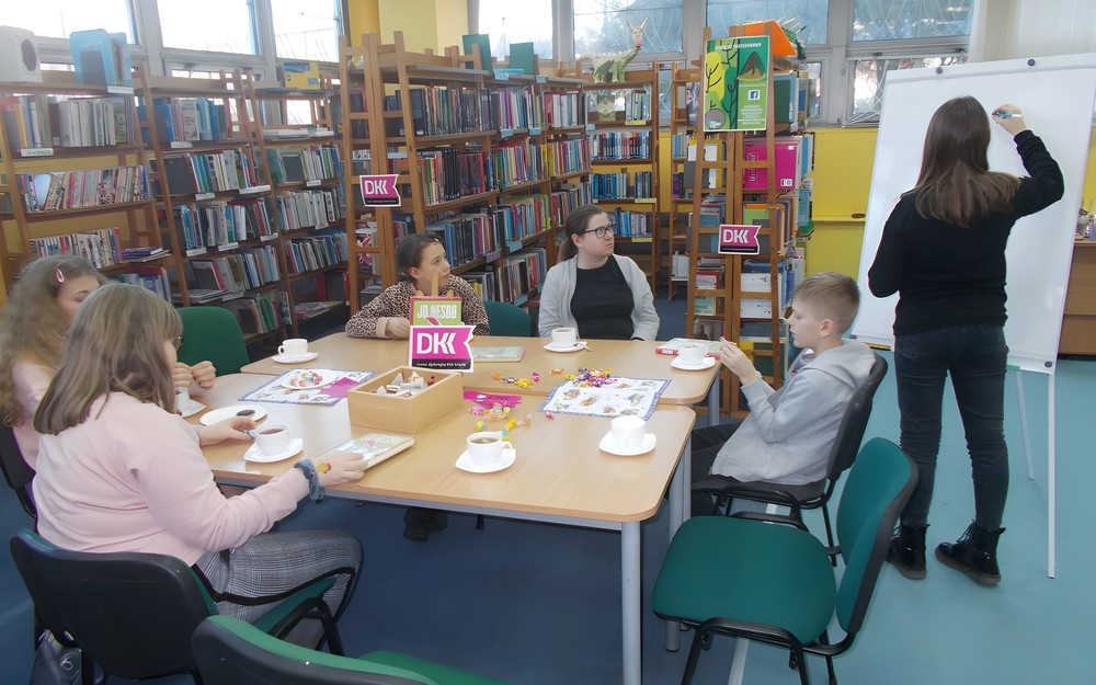 Dzieci dyskutują o książce