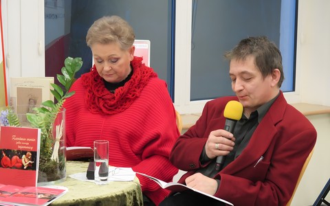 Od lewej: Lidia Nowosad oraz Mariusz Pikulski podczas spotkania poetyckiego z okazji Walentynek zatytułowanego „Zostaw mnie jako swoją tajemnicę”