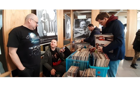 Na zdjęciu uczestnicy Płytowej Giełdy GraMuzyka w Koszalińskiej Bibliotece Publicznej z poprzedniej edycji. Sprzedający oraz oglądający winyle.
