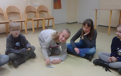 Dzieci podczas zajęć - kalambury