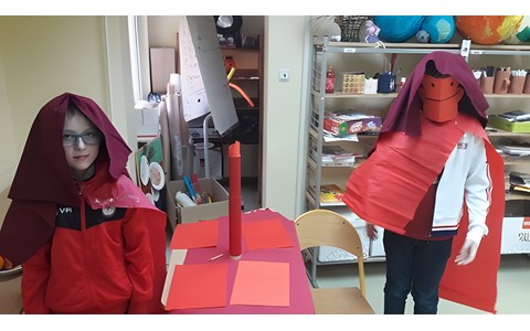 Dzieci podczas zajęć prezentują stworzone przez siebie przebrania