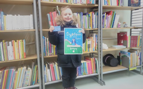 Mały czytelnik z dyplomem kończącym projekt "Mała Książka Wielki Człowiek".