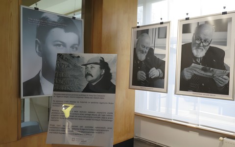 Tablica rozpoczynająca wystawę ze zdjęciem i biogramem Zygmunta Wujka, w tle widać trzy inne zdjęcia artysty