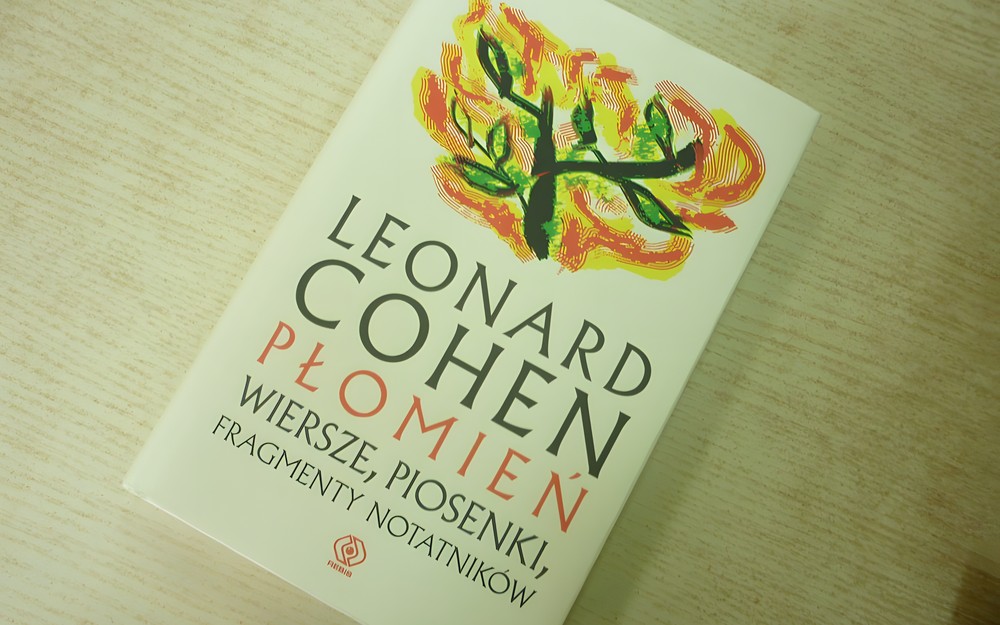na zdjęciu książka Leonarda Cohena Płomień. Wiersze, piosenki, fragmenty notatników