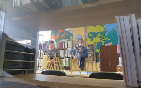 Bibliotekarze KBP przy pracy. Przygotowywanie filmu prezentującego zbiór dokumentów życia społecznego dotyczących Centralnych Dożynek '75 w Koszalinie.