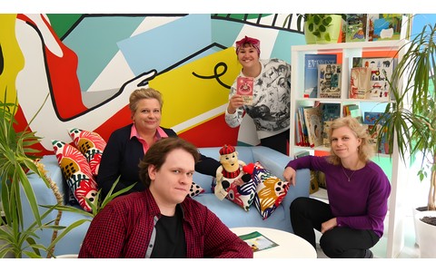 Bibliotekarki i bibliotekarz Koszalińskiej Biblioteki Publicznej. Od lewej na pierwszym planie: Piotr Świerczyński, za nim Małgorzata Zychowicz, pośrodku Barbara Wysmyk, od prawej Sylwia Olesiak