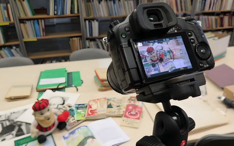 Na zdjęciu: Wyświetlacz w aparacie fotograficznym, na którym widać archiwalia poświęcone Gracjanowi Bojarowi-Fijałkowskiemu