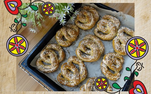 Na zdjęciu: Precke na blaszce. Jako ozdoba dołączone grafiki z kaszubskimi wzorami w górnym i dolnym rogu