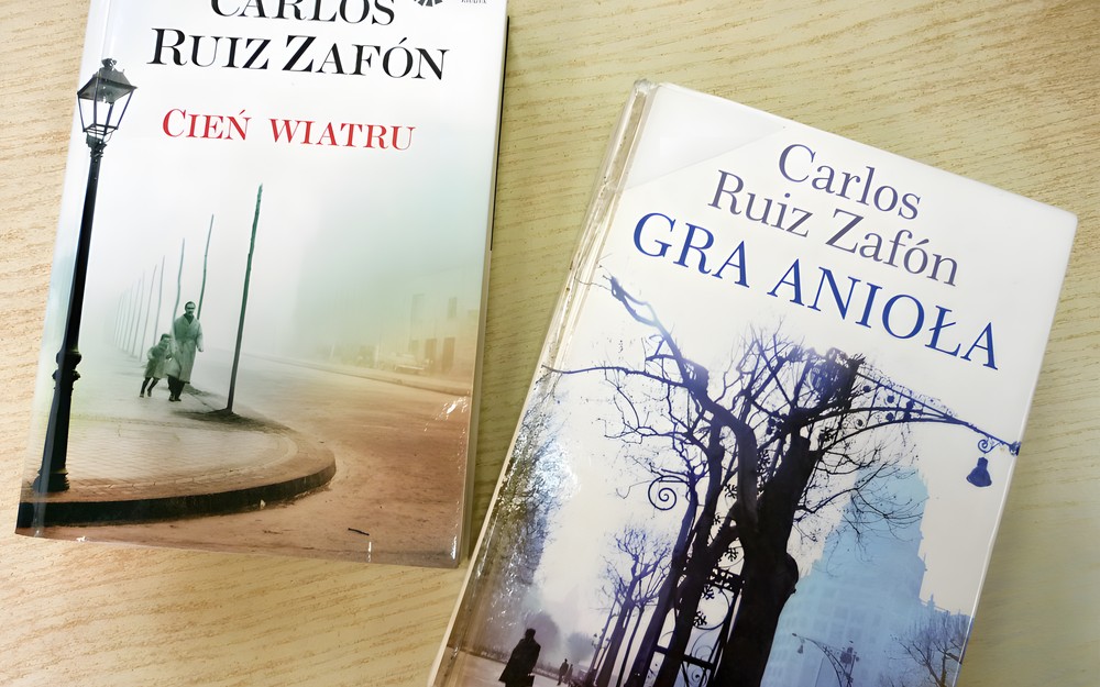 na zdjęciu książki autora, od lewej Cień wiatru, Gra Anioła