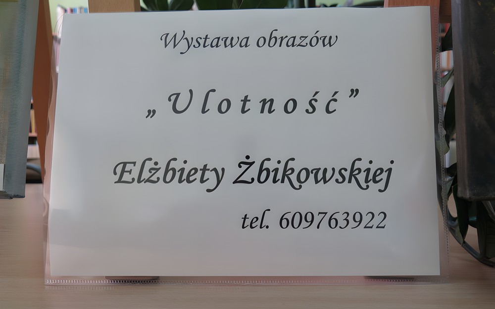 na zdjęciu napis z tytułem wystawy Ulotność Elżbiety Żbikowskiej