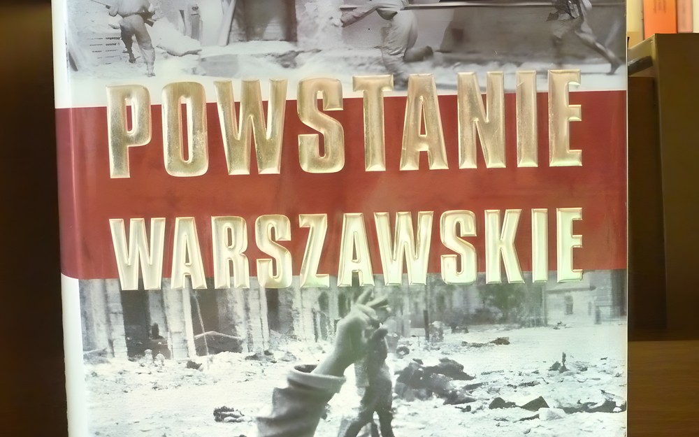 na zdjęciu książka Władysława Bartoszewskiego Powstanie Warszawskie