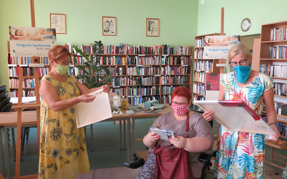 Rozpoczęcie warsztatów. Na tle regałów z książkami od lewej: Danuta Lebioda, Agnieszka Witkowska, Elżbieta Knitter