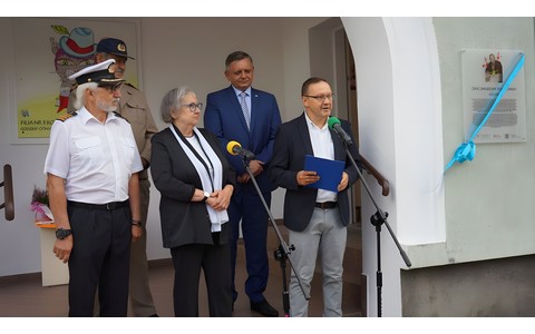 Od lewej na pierwszym planie: Zbigniew Bojar-Fijałkowski, za nim w głębi Czesław Bojar-Fijałkowski, z przodu przy mikrofonie Anna Bojar-Fijałkowska, Dyrektor KBP Dariusz Pawlikowski, w głębi miedzy nimi Prezydent Koszalina Piotr Jedliński