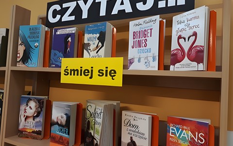 Regał z książkami zachęcający do czytania, podzielony na emocje jakie wywierają na nas książki.