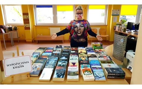 Bibliotekarka przy stanowisku wypożyczeń.