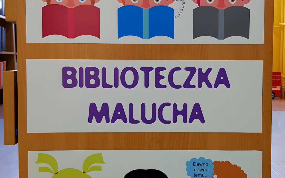 Biblioteczka malucha w kontenerkach z szufladkami.