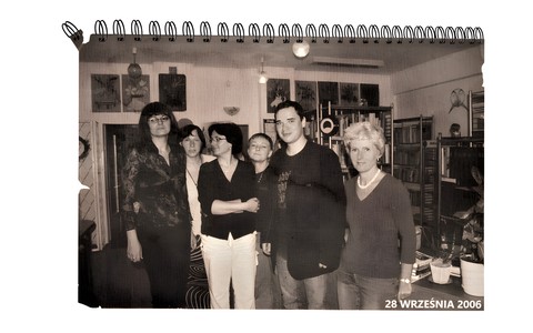 Grzegorz Kasdepke w otoczeniu pracowników KBP.