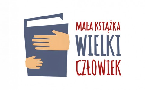 Logo kampanii Mała Książka. Na przestrzennej niebieskiej książce widać dwie ręce. Obok napis: mała książka (bordowy), wielki (niebieski), człowiek (bordowy)