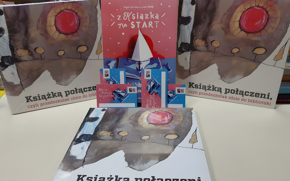 Materiały promocyjne akcji „Mała książka - Wielki człowiek”, zestaw książek i karty małego czytelnika