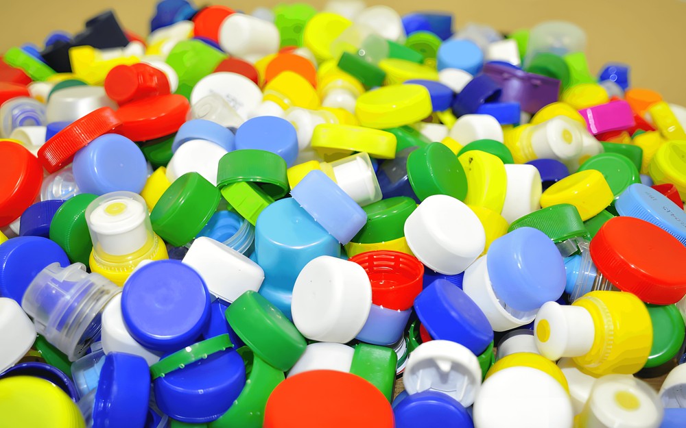 Kolorowe, plastikowe nakrętki do butelek