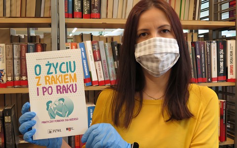 Bibliotekarka prezentuje publikację „O życiu z rakiem i po raku: Praktyczny poradnik dla każdego”