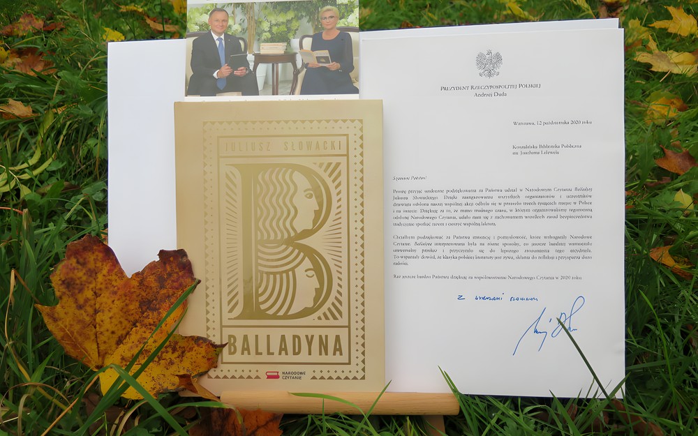 "Balladyna" Słowackiego wraz z listem dziękczynnym na tle jesiennych liści