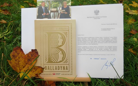 "Balladyna" Słowackiego wraz z listem dziękczynnym na tle jesiennych liści