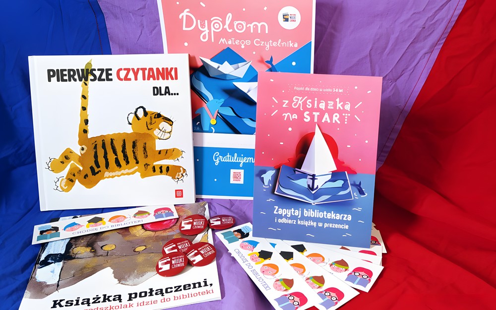 Zdjęcie książki,dyplomu i zapinek akcji Mała książka Wielki Człowiek