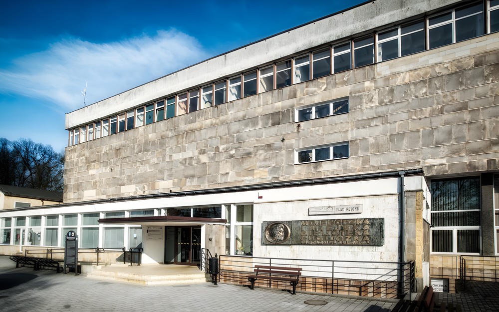 Budynek Koszalińskiej Biblioteki Publicznej w jesiennej odsłonie. Fot. Iza Rogowska