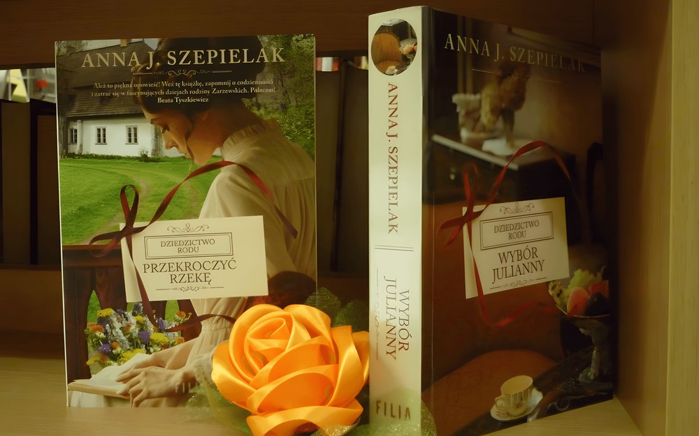 na zdjęciu książki, od lewej Anna J. Szepielak Przekroczyć rzekę, Anna J. Szepielak Wybów Julianny