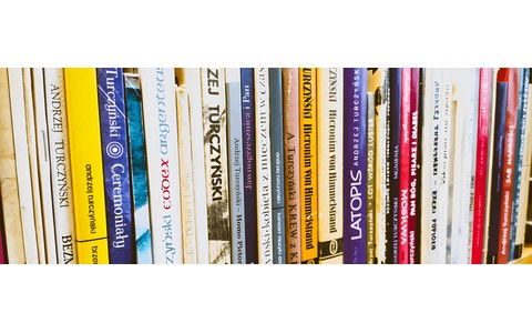 Na zdjęciu: W szeregu, poukładane są ksiazki autorstwa Andrzeja Turczyńskiego