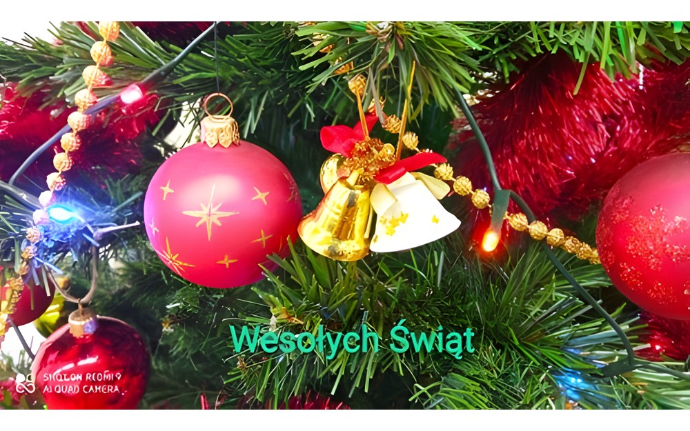 Bombka i dzwoneczek na choince, napis Wesołych Świąt
