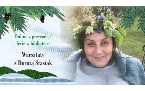 Na zdjęciu: Dorota Stasiak z wiankiem kwiatów na głowie na tle roślin. Napisy Online z przyrodą/ferie w bibliotece. Warsztaty z Dorotą Stasiak