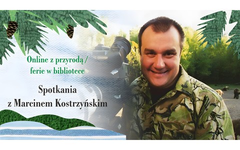 Na zdjęciu: Marcin Kostrzyński stoi z kamerą na tle zieleni. Napisy Online z przyrodą/ferie w bibliotece. Spotkanie z Marcinem Kostrzyńskim