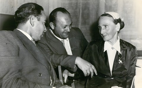 Dyrektor Aleksander Majorek (w środku) oraz Maria Pilecka podczas jubileuszu 10-lecia istnienia WiMBP w Koszalinie, 1957 r.