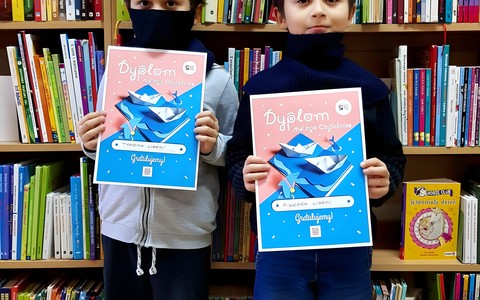 Miłosz i Tymek pozują do zdjęcia z dyplomami uczestnictwa w akcji Mała książka - Wielki Człowiek