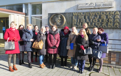 Bibliotekarki z bibliotek powiatu koszalińskiego pozują do wspólnego zdjęcia przed gmachem Koszalińskiej Biblioteki Publicznej
