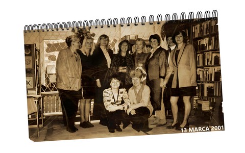 Pamiątkowa fotografia ze spotkania z Wandą Chotomską w Filii nr 6 w Koszalinie.