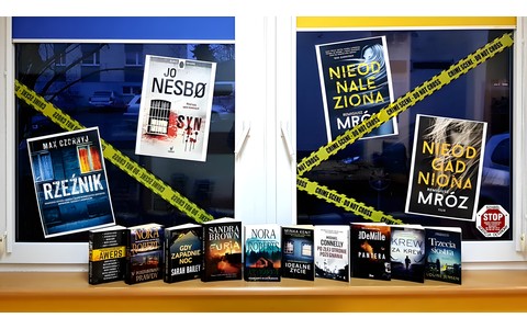 Wystawa okładek książek oraz książek o tematyce sensacyjnej, umieszczona w oknach czytelni.