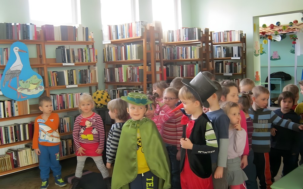 Bociany przylatują na wiosnę