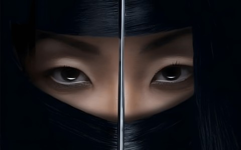 Na zdjęciu fragment okładki książki "Imiona śmierci". Widać zblirzenie twarzy kobiety z Japonii, przez środek przechodzi miecz