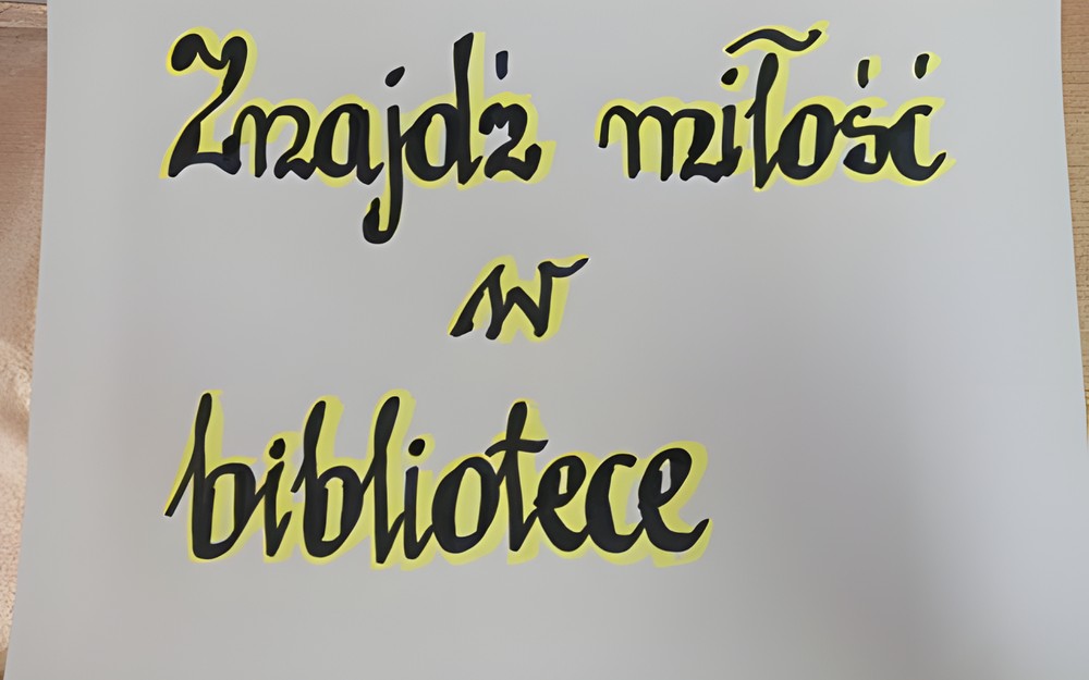 Biała kartka z czarno-żółtym napisem: Znajdź miłość w bibliotece.
