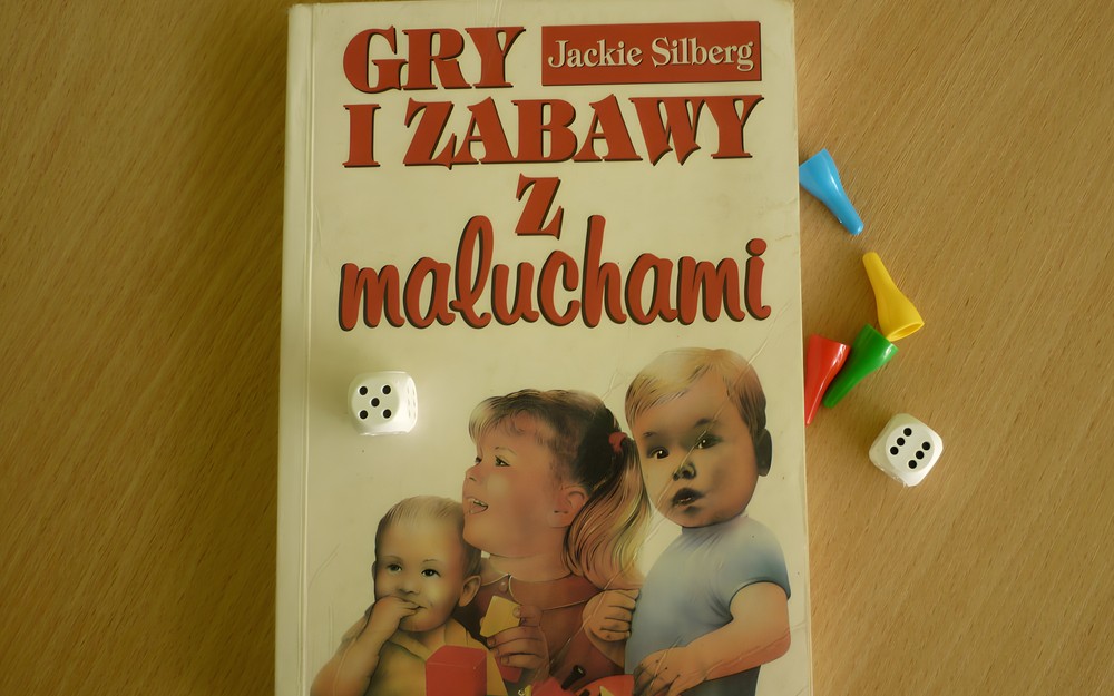 na zdjęciu książka